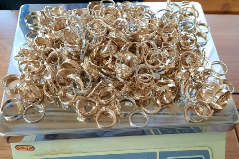 Bogat ulov carinika na Gradini: Putnica ispod pazuha krila punu kesu zlatnog nakita, a vozač tablete za potenciju! (FOTO)