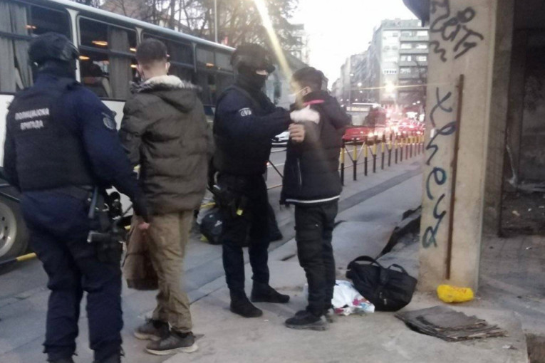 "Pao" muškarac u Subotici zbog krijumčarenja: Policija u vozilu pronašla migrante i pištolj!