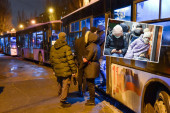 Tužne slike iz Donbasa: Evakuišu se svratišta i škole - deca u kolonama ulaze u autobus za Rusiju (VIDEO)