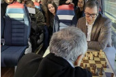 Vučić na putu ka Merošini igra šah: Predsednik podelio atmosferu iz autobusa pred početak kampanje