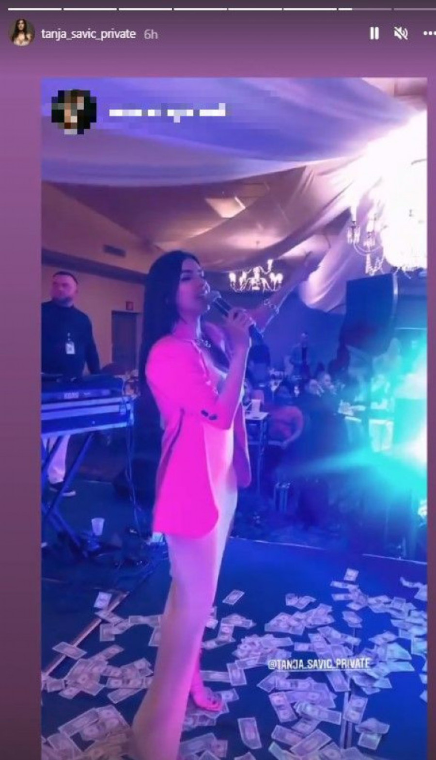 Tanja Savić gazi po parama: Pevačica se latila mikrofona, novčanice lete oko nje (FOTO)