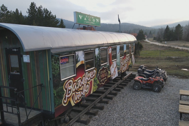 Ovo ni čuveni Tarabići nisu mogli da predvide: Vagon na vrhu Tare postao turistička atrakcija (FOTO)