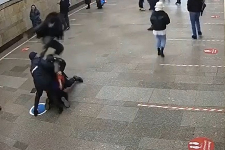 Brutalni okršaj u metrou: Dok su jednog migranta držali na zemlji, drugi se zaleteo i šutnuo policajca u glavu (VIDEO)