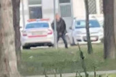 "Manijak vreba u Bloku 45 - čuvajte svoju decu": Napao ženu sa unukom u blizini pošte (FOTO)