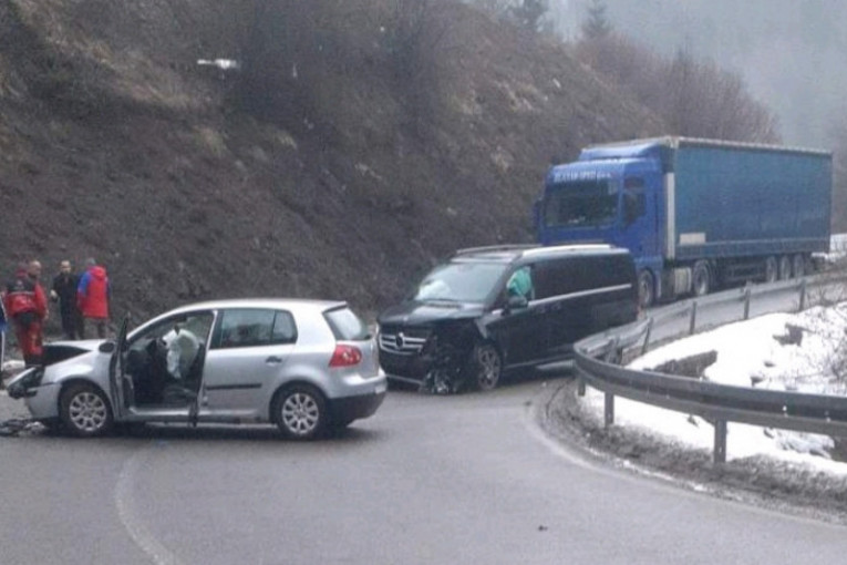 Teška saobraćajna nesreća kod Nove Varoši: Direktan sudar kombija i automobila - više povređenih!