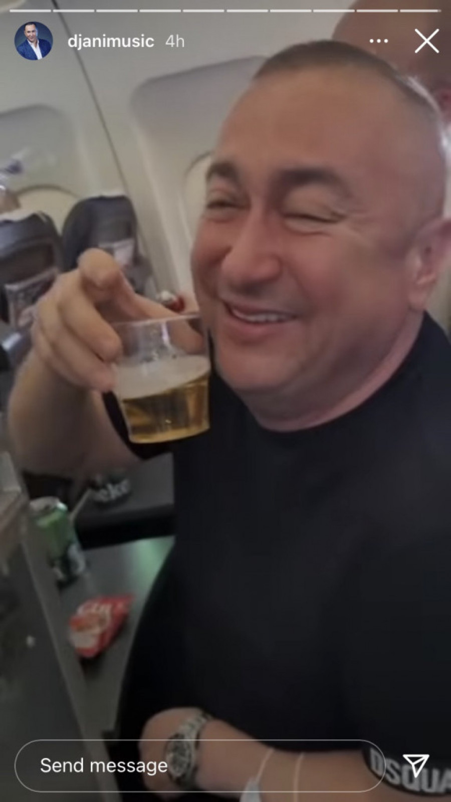 Đani pije u avionu