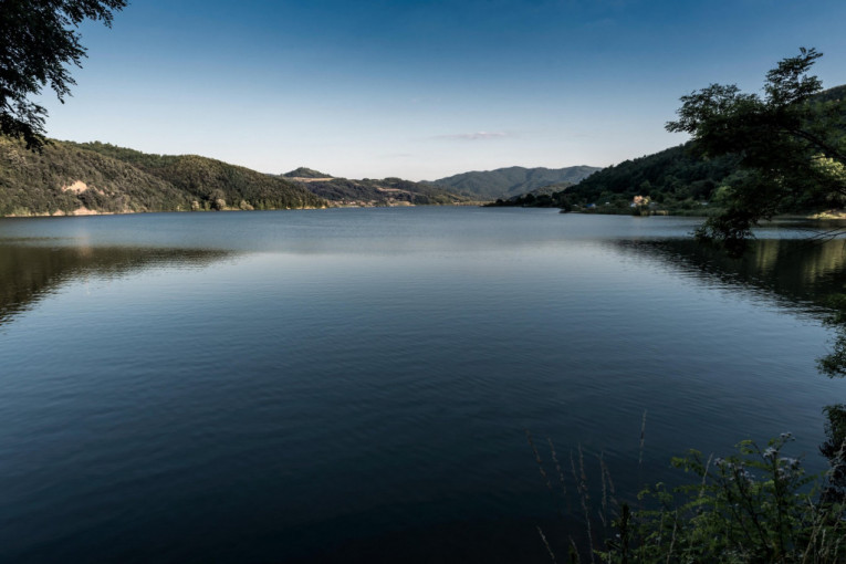 Misterija jezera u Srbiji tera strah u kosti: Oblik je sam po sebi jeziv, a u njemu je strogo zabranjeno kupanje (FOTO)