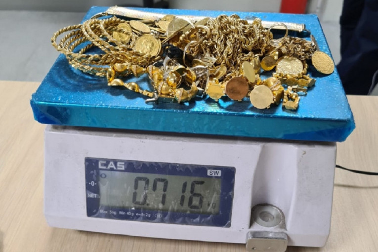 Koferi puni zlatnog nakita: Carinici sprečili krijumčarenje na Batrovcima