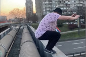 Hrabrost ili ludost?! Mladić izveo neverovatan skok na Novom Beogradu: "Preleteo" sa jednog kraja nadvožnjaka na drugi (VIDEO)