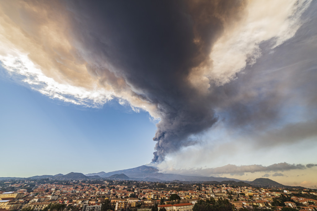 Stotinak turista iz Srbije je na Siciliji, gde je proradio vulkan Etna: Svi su bezbedni, "Er Srbija" otkazala letove