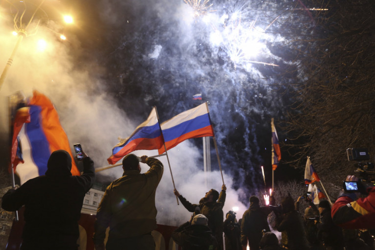 Slavlje na ulicama Donjecka: Narod izašao sa zastavama Rusije nakon Putinovog priznanja nezavisnosti (FOTO/VIDEO)