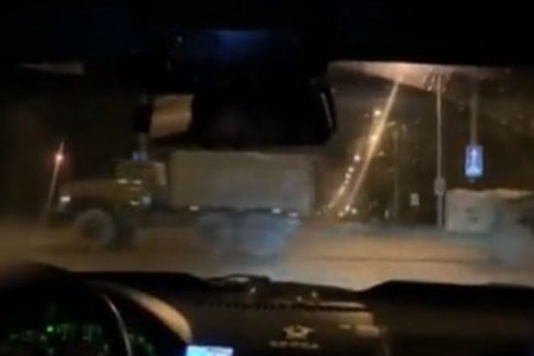 Pojavili se prvi snimci ruske vojske u Donjecku: Raspoređuju se snage - ulicama tutnje oklopna vozila i vučne haubice (VIDEO)