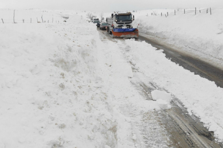 Jedan deo Srbije čeka proleće, a drugi se bori sa snegom: Nove snežne padavine i obustava saobraćaja