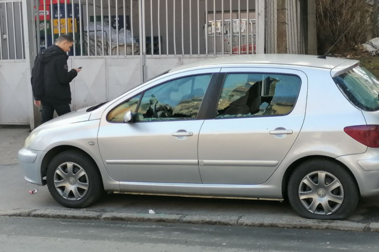 Prve slike sa Karaburme, komšije u panici: Čula sam pucanj, oštećen mi je auto (FOTO/VIDEO)