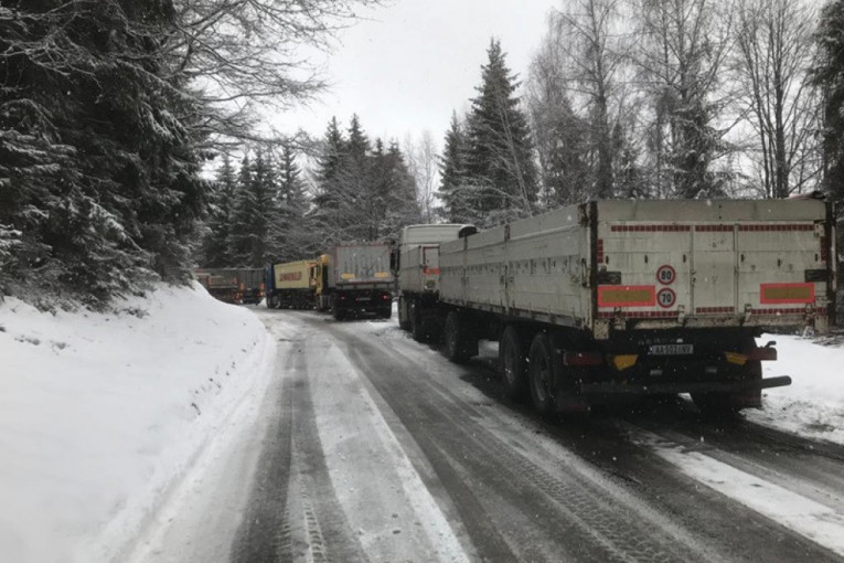 Kolaps kod Prijepolja: Sneg izazvao zastoj, veliki broj kamiona u koloni (FOTO)