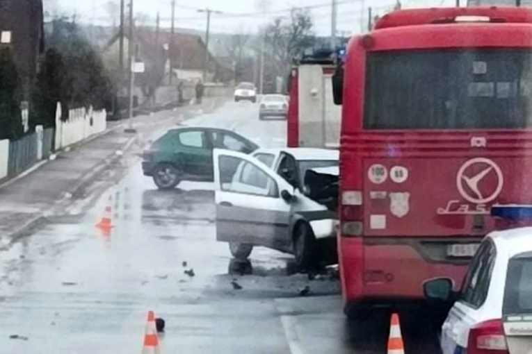Strašni detalji teške saobraćajke na Ibarskoj: Vozač preminuo u toku vožnje, potom izazvao udes!