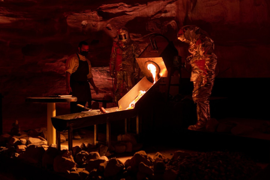 Primitivno kuvanje na užarenom toku lave - to je kulinarski doživljaj moguć samo na ovom mestu