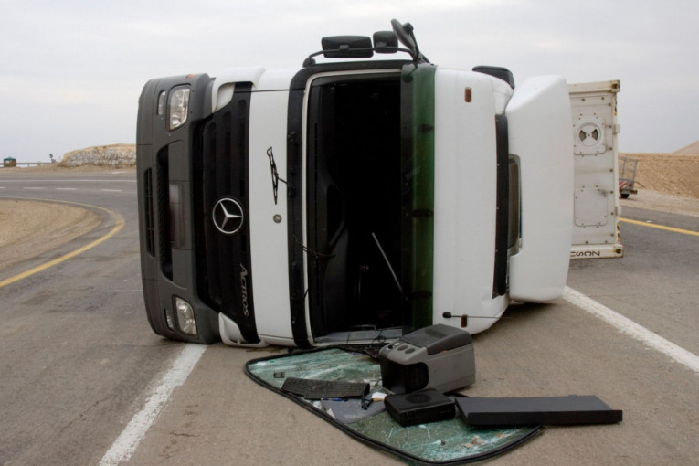 Prevrnuo se kamion kod Smedereva: Jedna osoba povređena - saobraćaj usporen