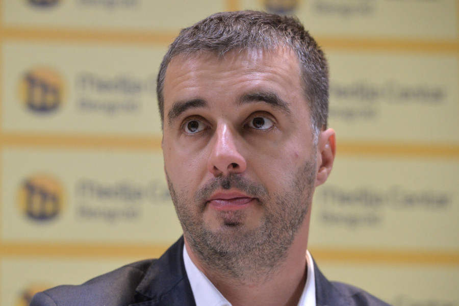 Kriju se iza glumaca: Zašto organizatori protesta ne smeju da se obrate okupljenima