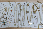 Albanac pokušao da prokrijumčari nakit vredan 20.000 evra: Carinici pronašli skriveno zlato! (FOTO)