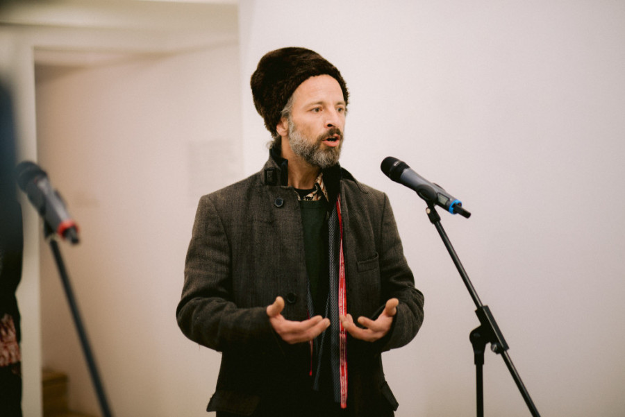 Moja priča počinje kada sam u Austriji markiran kao gastarbajterski sin: Izložba „Poveži, obeleži“ u Novom Sadu