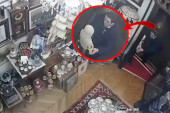 Figuru policajca oteo iz antikvarnice: Kamere zabeležile nesvakidašnju krađu! (VIDEO)