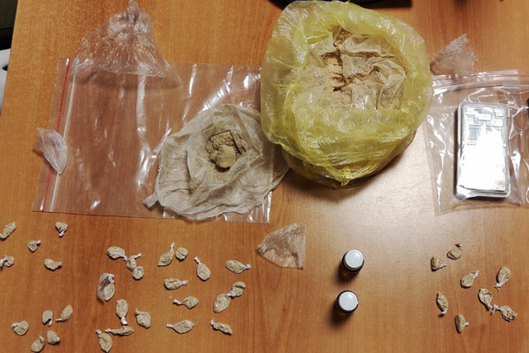 "Pao" diler droge u Novom Sadu: Policija ga pretresla na Detelinari i šokirala se - imao kod sebe pola kilograma heroina!