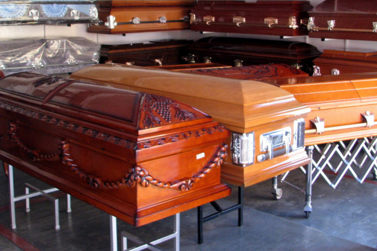 Kriza dovela do neviđene bizarnosti: Iznajmljuju kovčege za sahrane, a posle toga - kutija ili kremacija!?
