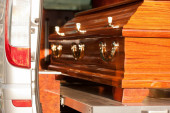 Porodica nije verovala u zvaničan uzrok smrti: Majka otvorila zapečaćeni sanduk svog sina, sahrana odmah otkazana