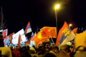 Masovni protest u Podgorici kod Hrama: Građani nose državne zastave Srbije i Crne Gore! (VIDEO)