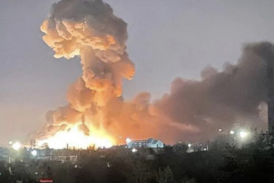Prvi snimci napada na Ukrajinu: Raketiran Marijupolj, eksplozije u Harpovu (VIDEO)