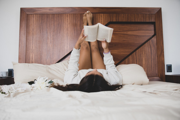 Stručnjaci objasnili: Zašto se čitanje knjiga ne preporučuje u krevetu