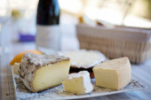 Kako da lako napravite domaći sir od samo pet sastojaka: Odličan uz vino ili kao posluženje, a njegov ukus vas neće postideti!