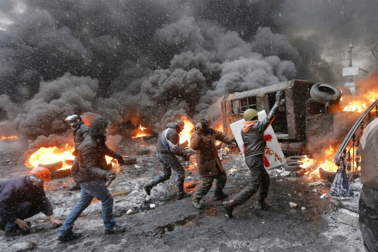 Ukrajinski vojnici granatirali su terensku TV ekipu: Novinarske ekipe pod vatrom!