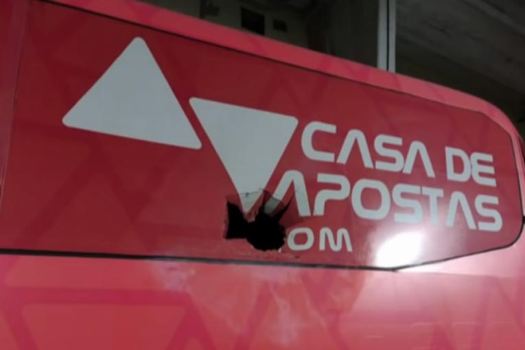 Užasne slike i vesti iz Brazila! Bačena bomba na autobus fudbalera Baije (FOTO)