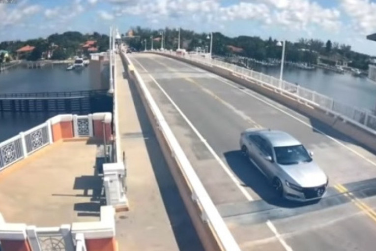Ovo je noćna mora većine: Horor vozača „honde“ na pokretnom mostu (VIDEO)