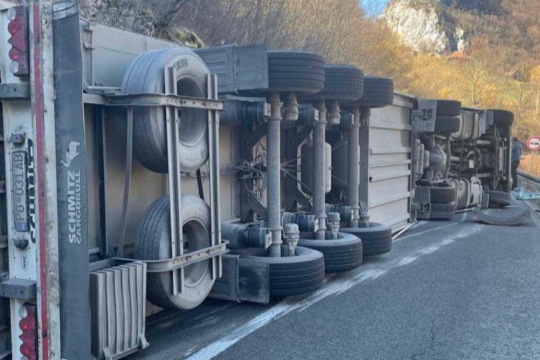 Blokiran granični prelaz prema Crnoj Gori: Prevrnuo se kamion, policija na mestu nezgode