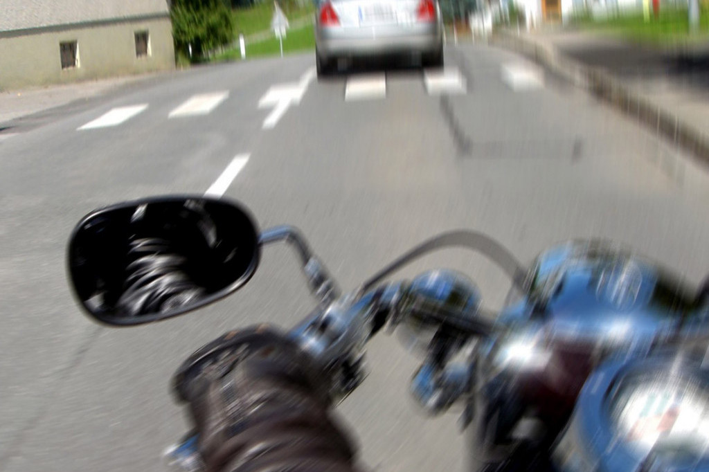 Nesreća kod Mladenovca: Motociklista sleteo s puta pravo u ogradu, povređene dve osobe