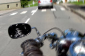 Nesreća kod Mladenovca: Motociklista sleteo s puta pravo u ogradu, povređene dve osobe