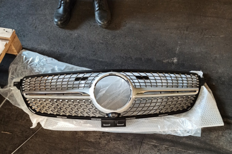 Skoro da je mogao da sklopi ceo auto: Evo kako su carinici sprečili krijumčarenje delova skupocenog "poršea" (FOTO)