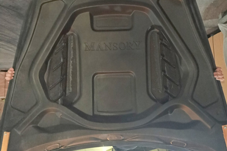 Skoro da je mogao da sklopi ceo auto: Evo kako su carinici sprečili krijumčarenje delova skupocenog "poršea" (FOTO)