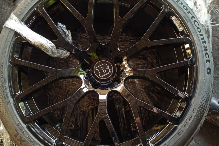 Skoro da je mogao da sklopi ceo auto: Evo kako su carinici sprečili krijumčarenje delova skupocenog "poršea" (FOTO)