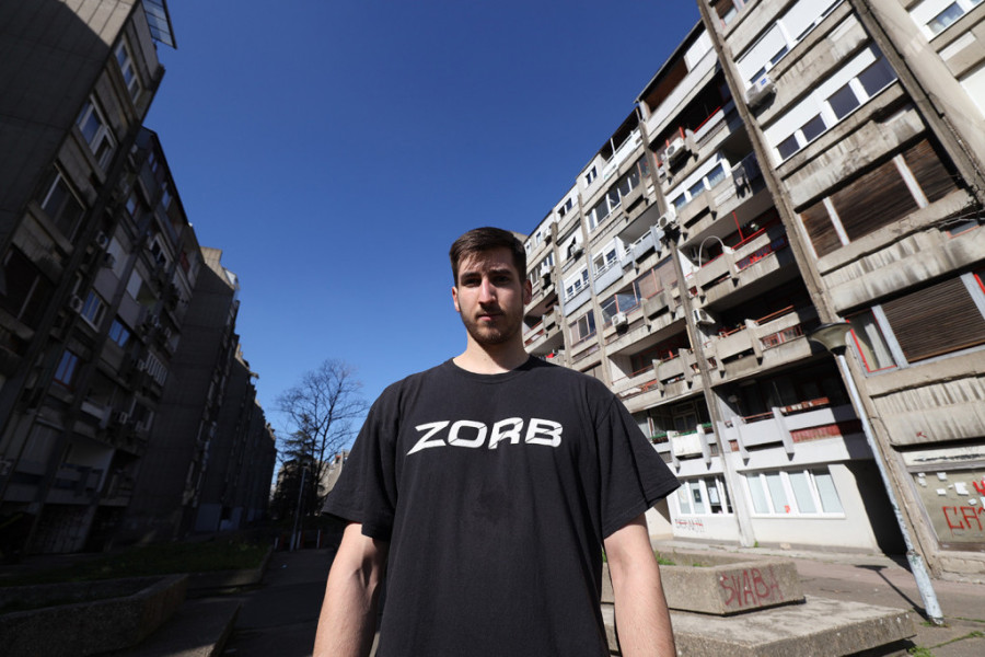 Pronašli smo mladića koji "leti" po Beogradu: Svi su videli kako skoče sa jednog na drugi nadvožnjak, a sad otkrio kako mu je uspelo (VIDEO)