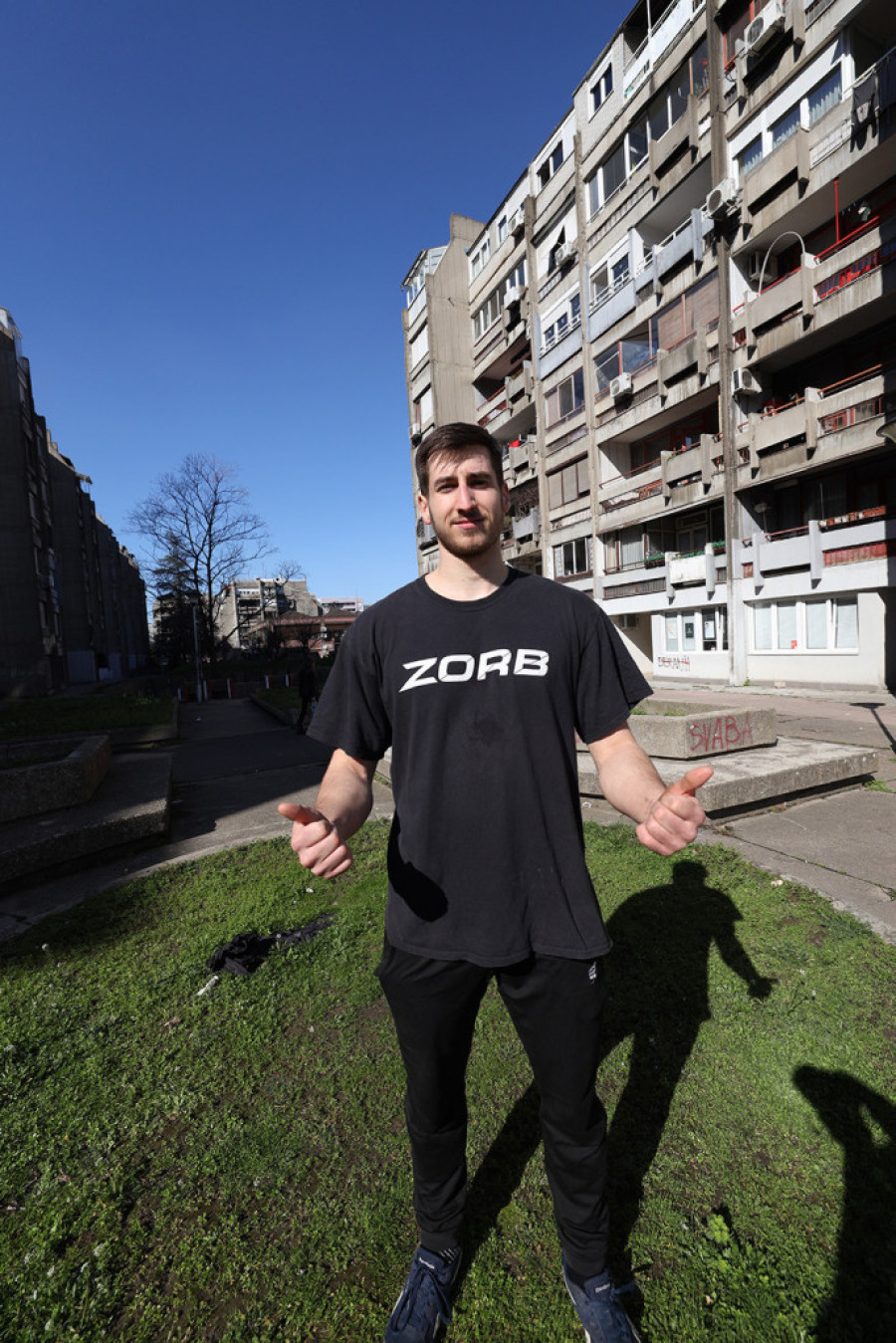 Pronašli smo mladića koji "leti" po Beogradu: Svi su videli kako skoče sa jednog na drugi nadvožnjak, a sad otkrio kako mu je uspelo (VIDEO)