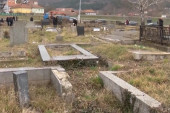 Polomljeni spomenici, sve zaraslo u korov: Srbi na zadušnice obišli grobove najmilijih u Mitrovici i Prištini