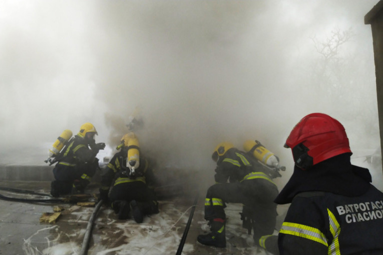 Požar u Kaluđerici: Vatra buknula u auto-servisu, radnici se nagutali dima