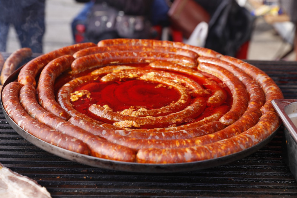 I ove godine u Turiji oboren svetski rekord! Pojelo se više od dva kilometra kobasice! (VIDEO)