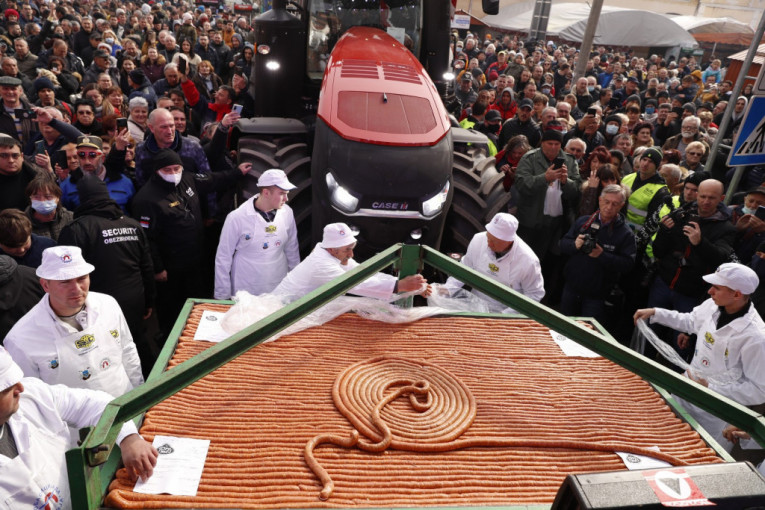 Svaka čast! Oboren Ginisov rekord za najdužu kobasicu na kobasicijadi u Turiji (FOTO/VIDEO)