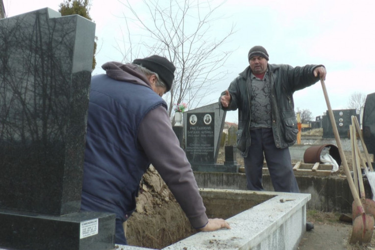 Zoran na groblju pošteno zarađuje svaki dinar: Najpoznatiji grobar u Čačku više i ne broji koliko je pokojnika ispratio na onaj svet (FOTO)