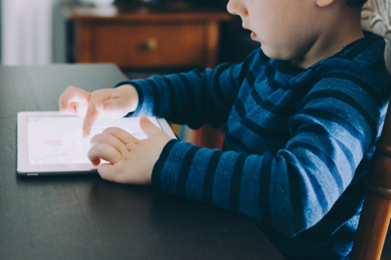 Kako da prepoznate da je vaše dete zavisno od telefona, tableta ili računara? Nekoliko je jasnih znakova, a evo i šta je potrebno da uradite
